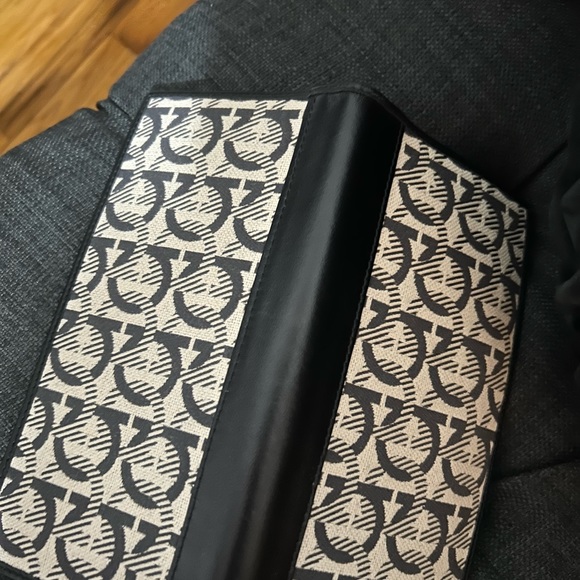 Ferragamo checkbook cover - Picture 3 of 4